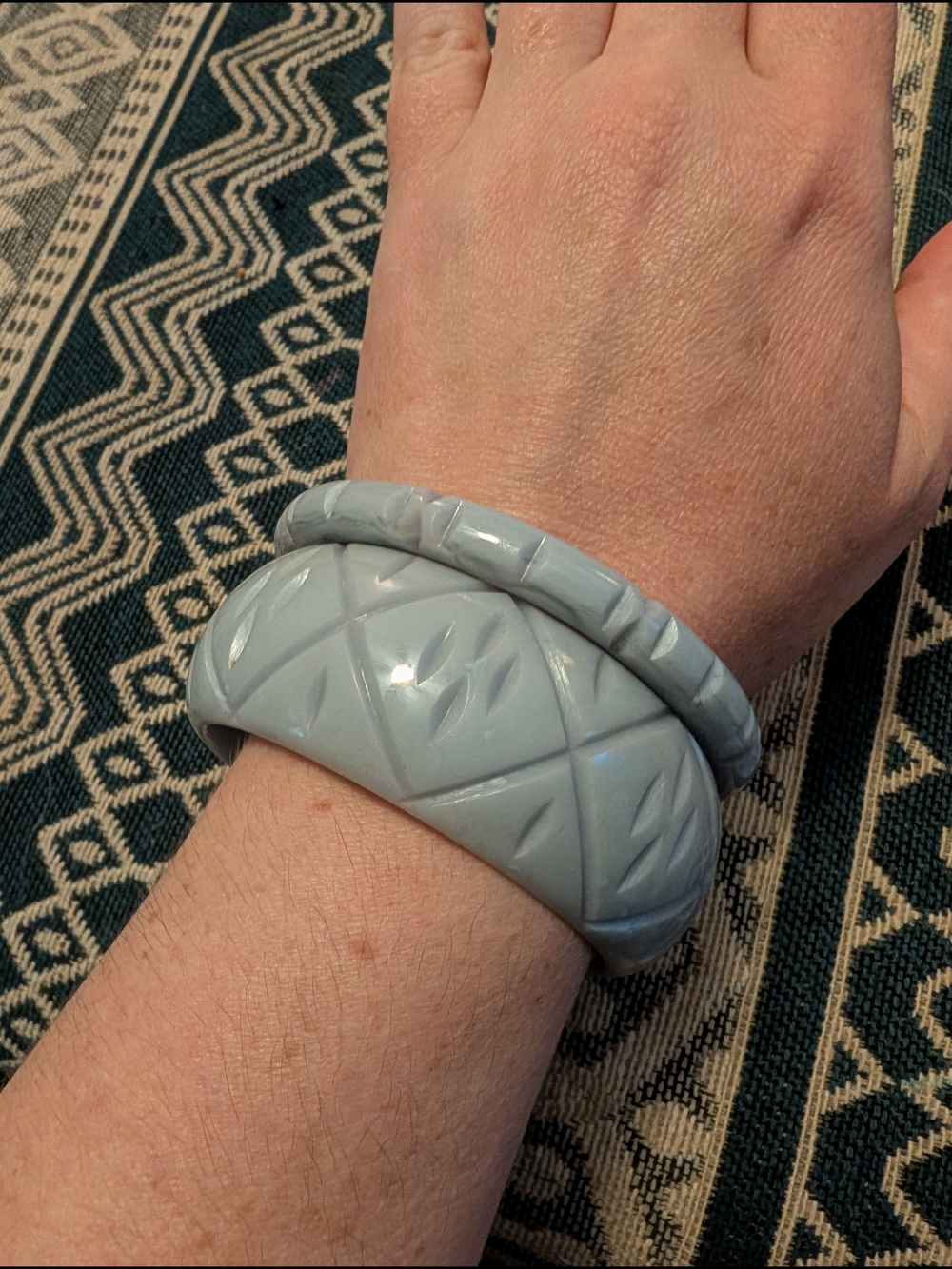 Splendette "Bluebell" Stylish Gray-Blue Resin Bangle Bracelet Set